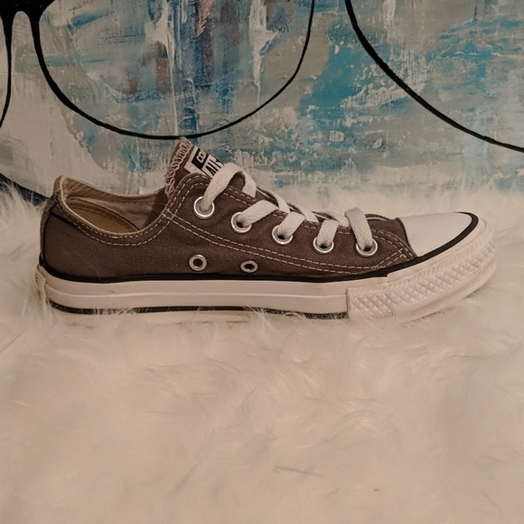 Woman's Converse Size 5 - Picture 2 of 8